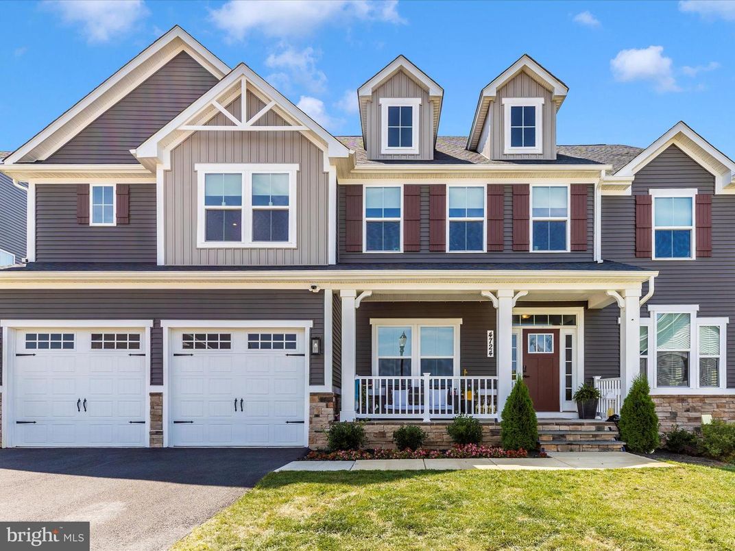 Attached, Exterior, Facade, Rowhouse