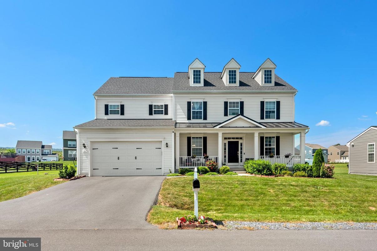 Attached, Exterior, Facade, Farmhouse