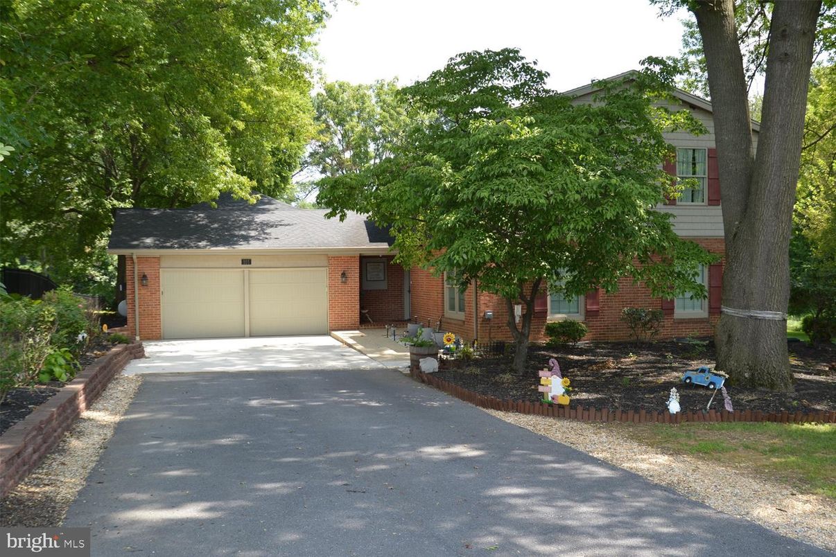 Attached, Exterior, Facade, Brick Facade, Split Level