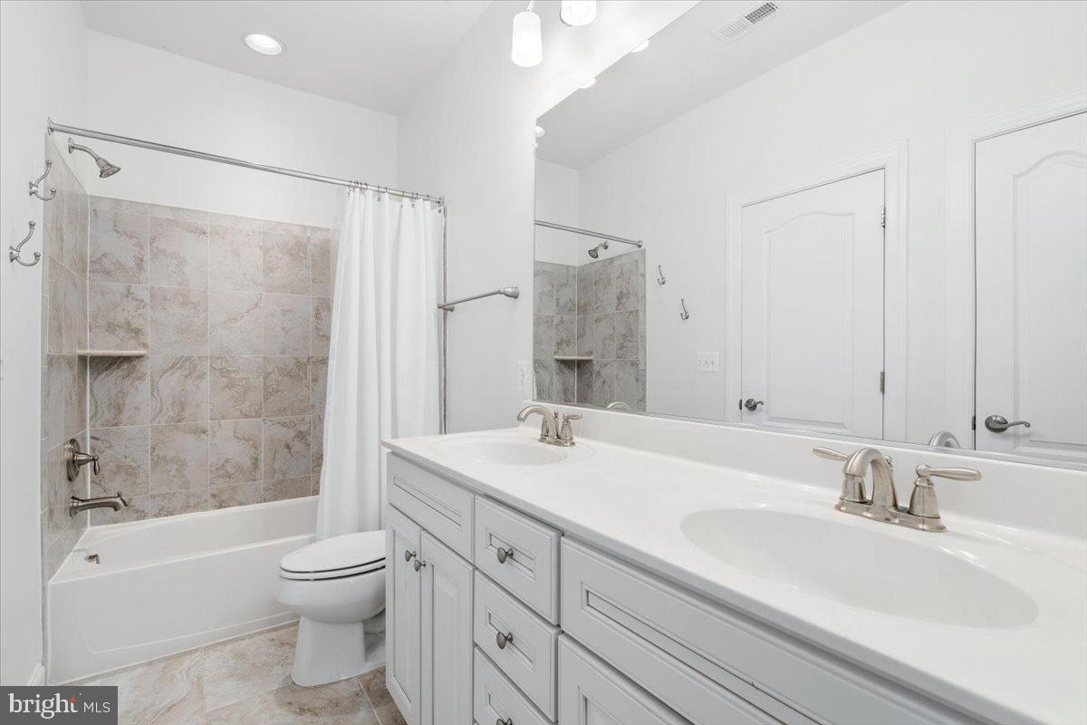 Bathroom, Dual Sink Vanities, Interior, Recessed Lighting
