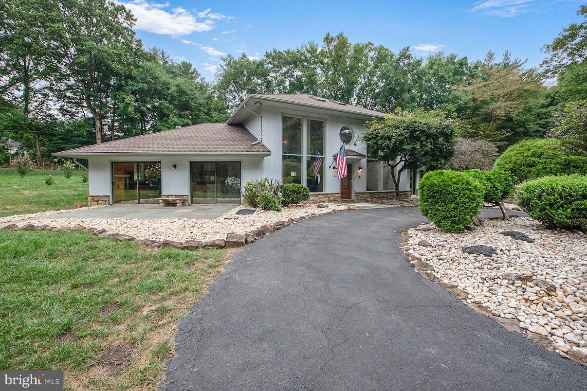 Backyard, Exterior, Facade, Split Level