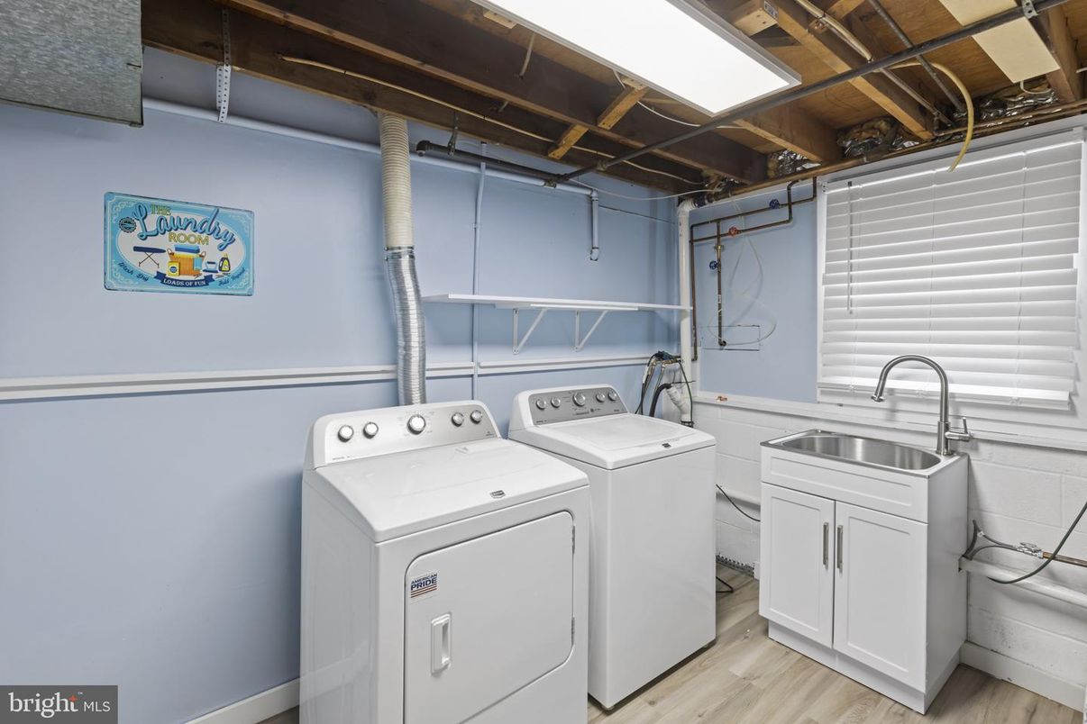 Interior, Utility Closets, Washer, Wood Texture Flooring