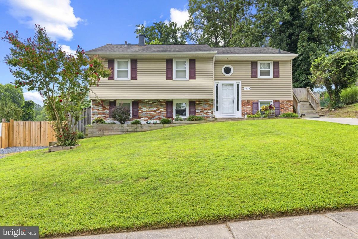 Exterior, Facade, Brick Facade, Raised Ranch