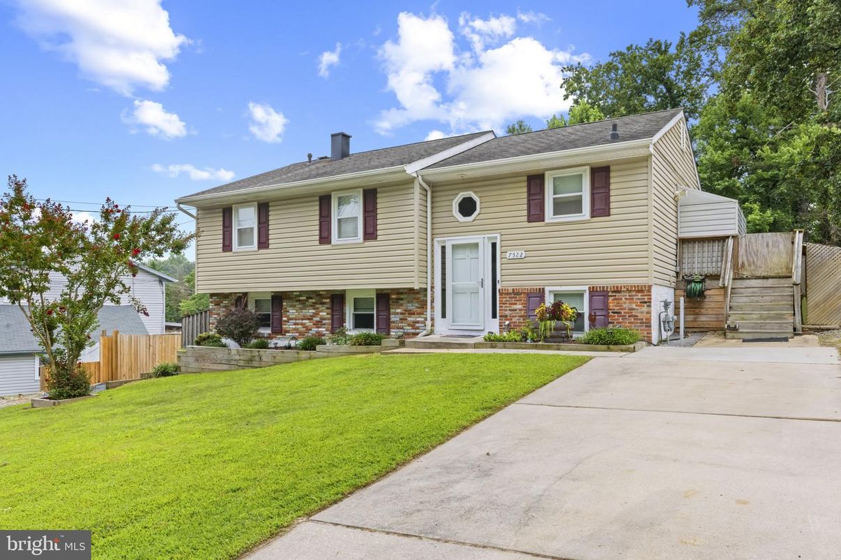 Exterior, Facade, Brick Facade, Raised Ranch