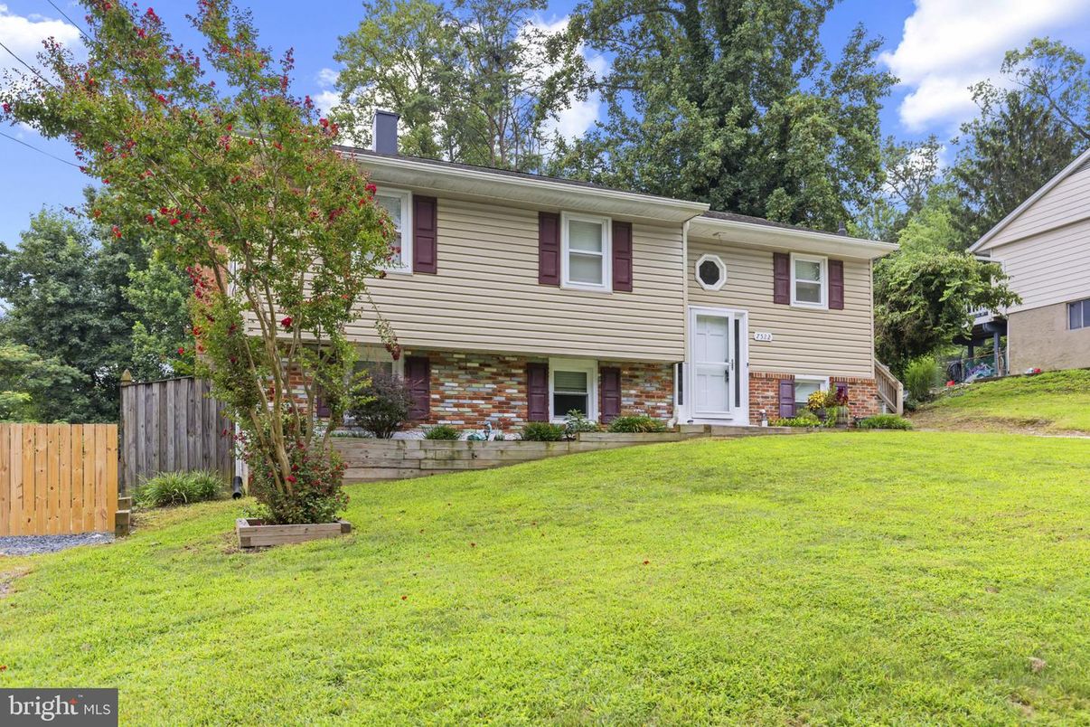 Backyard, Exterior, Facade, Brick Facade, Raised Ranch