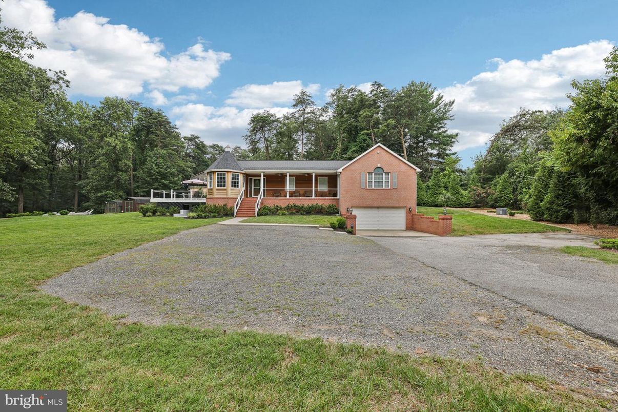 Attached, Backyard, Exterior, Facade, Brick Facade, Cape Cod