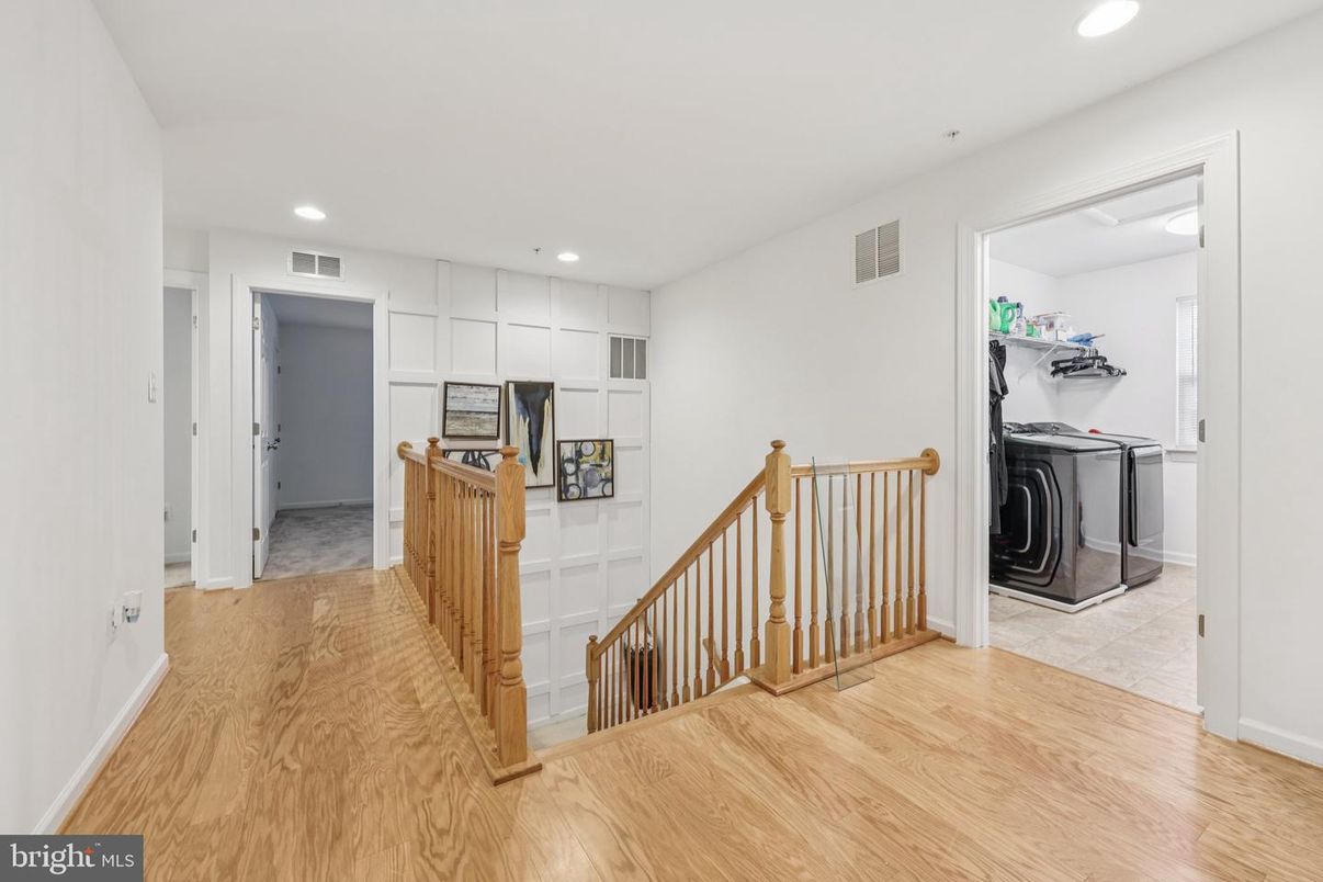 Interior, Recessed Lighting, Washer, Wood Texture Flooring