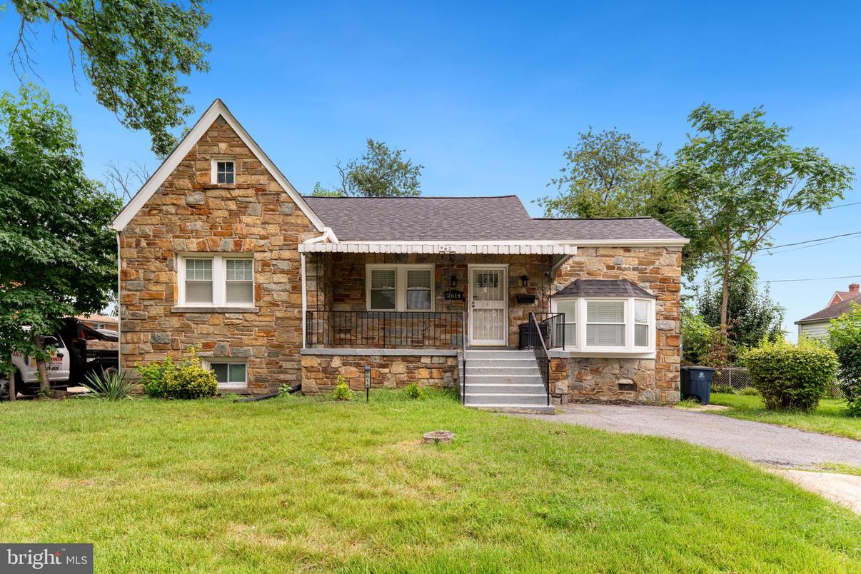Backyard, Exterior, Facade, Tudor Revival