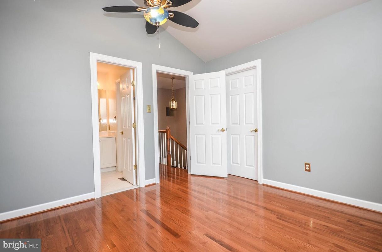 Empty room, Interior, Pendant Lights, Wood Texture Flooring
