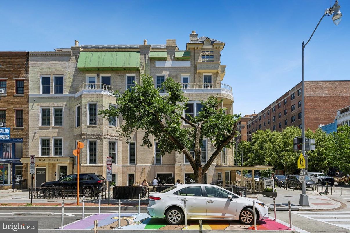 Exterior, Facade, Rowhouse