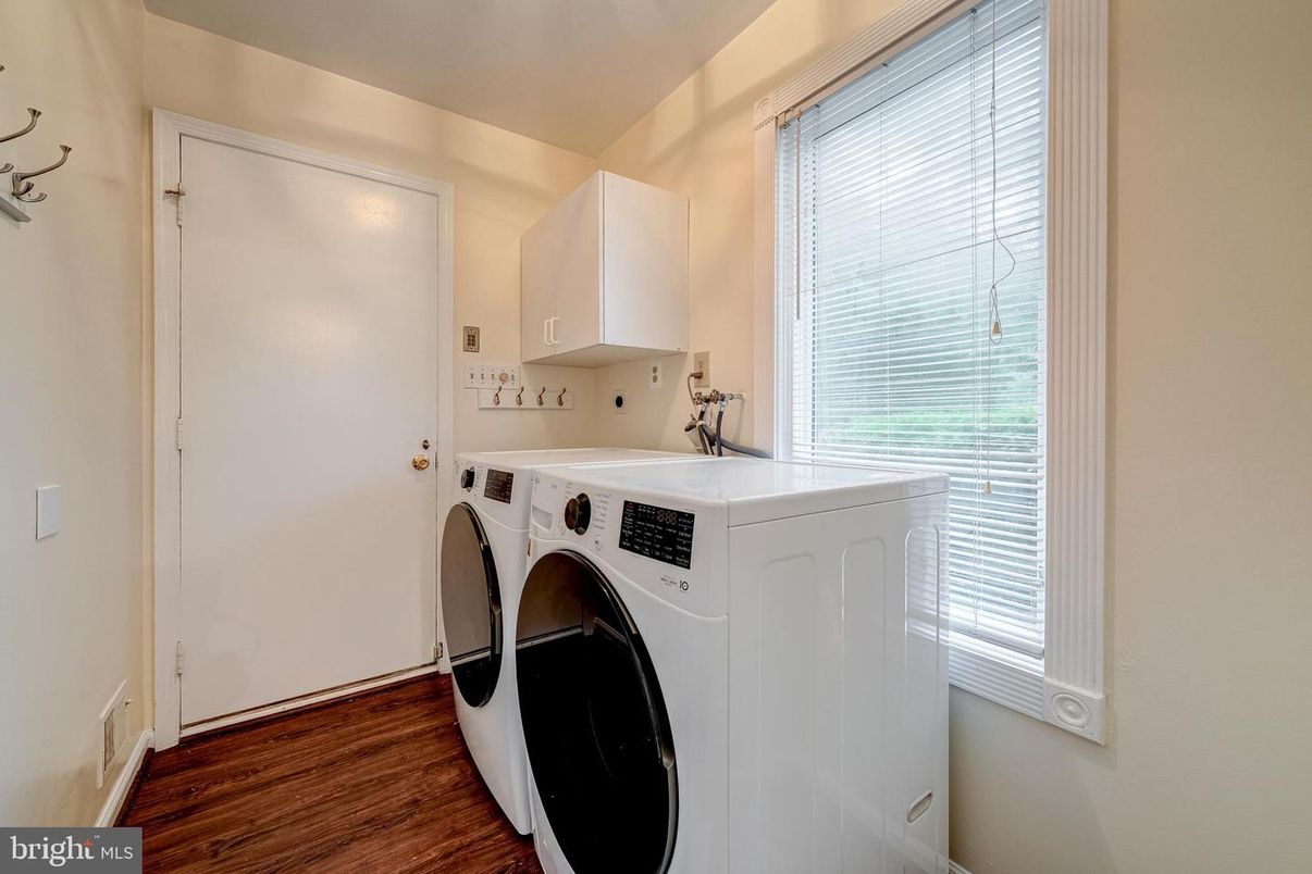 Interior, Washer, Wood Texture Flooring