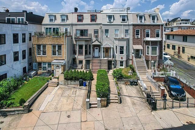 Exterior, Facade, Rowhouse
