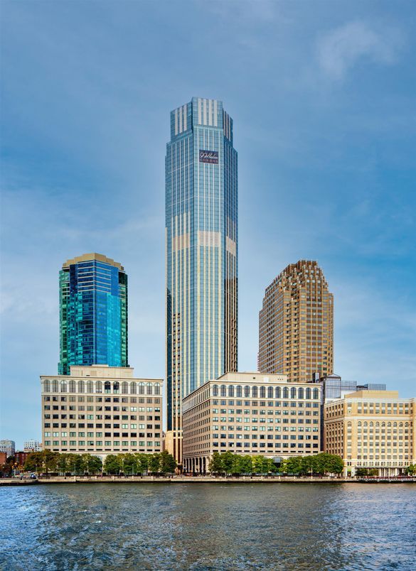 Exterior, Facade, Lake, Highrise