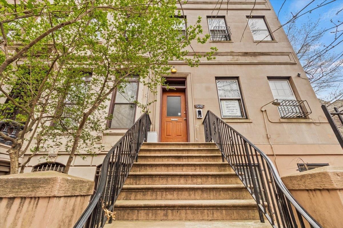 Exterior, Facade, Brownstone