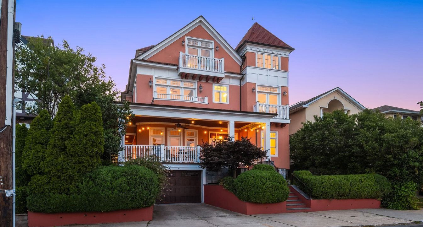 Exterior, Facade, Queen Anne Victorian