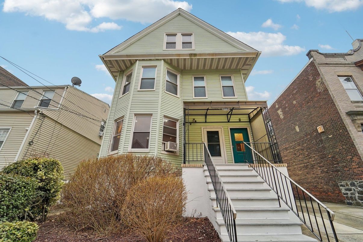 Exterior, Facade, Queen Anne Victorian