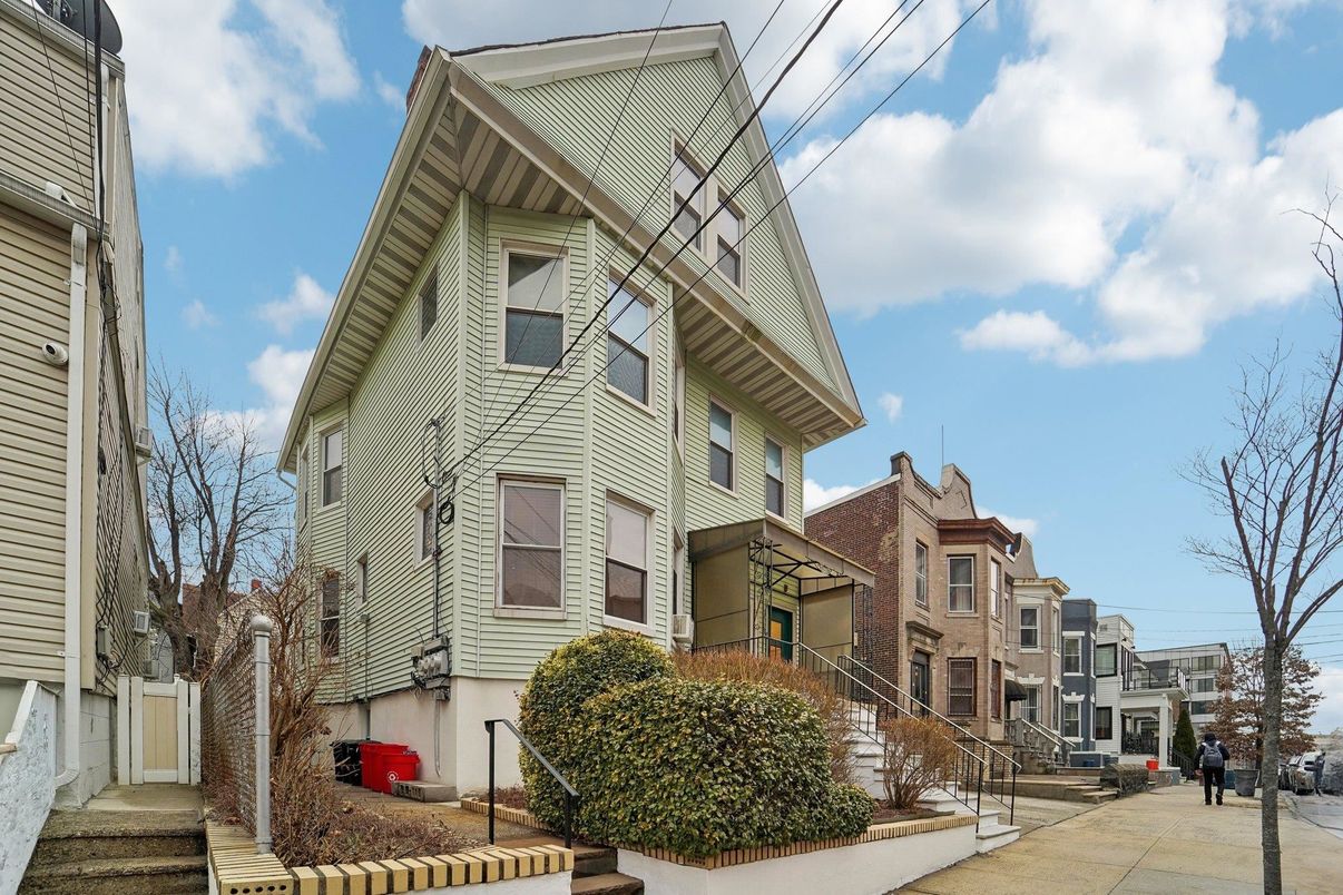 Exterior, Facade, Queen Anne Victorian