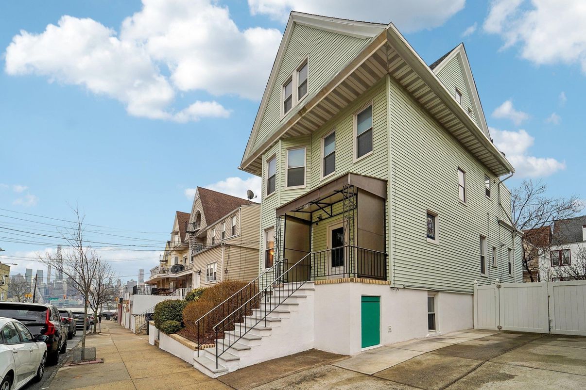 Exterior, Facade, Queen Anne Victorian