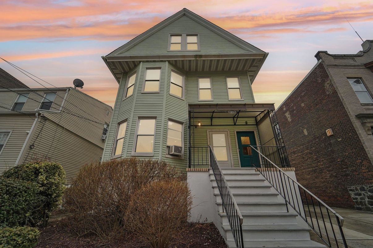 Exterior, Facade, Queen Anne Victorian