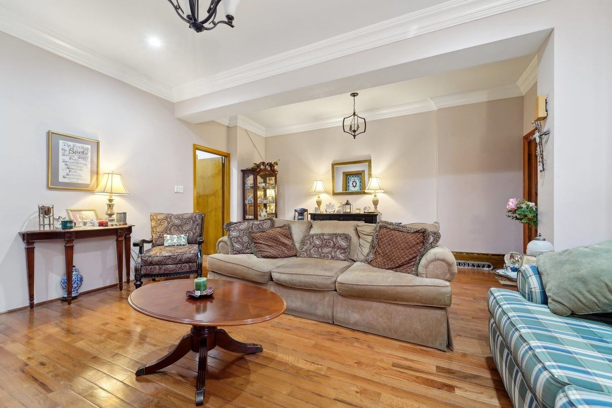 Interior, Living room, Pendant Lights, Recessed Lighting, Wood Texture Flooring