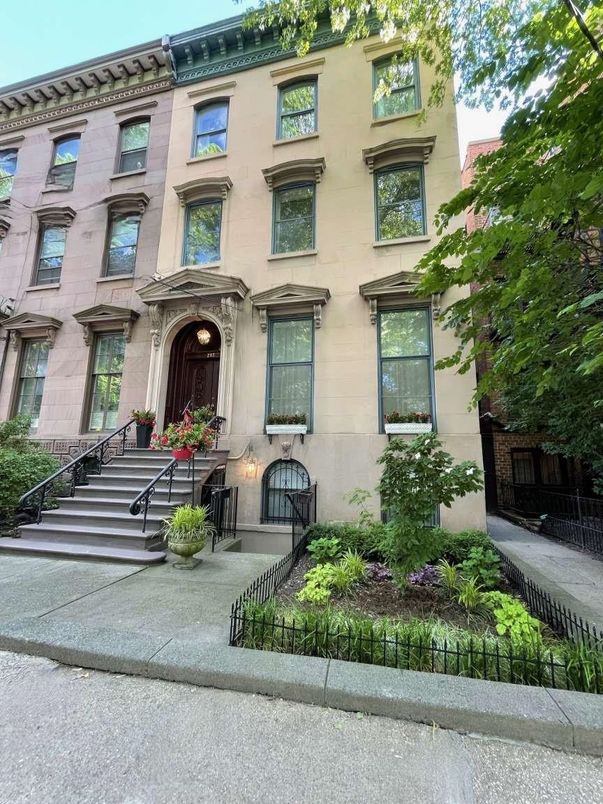 Exterior, Facade, Brownstone