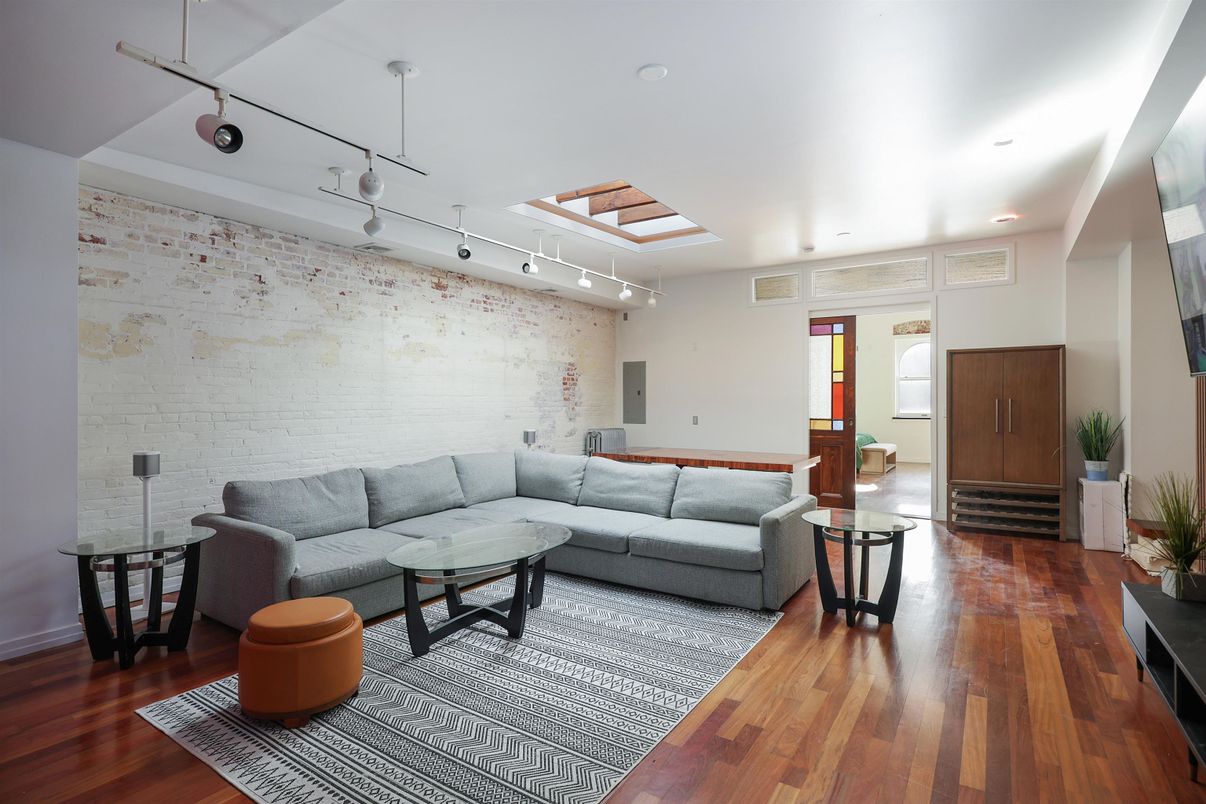 Interior, Living room, Pendant Lights, Recessed Lighting, Stone Walls, Wood Texture Flooring