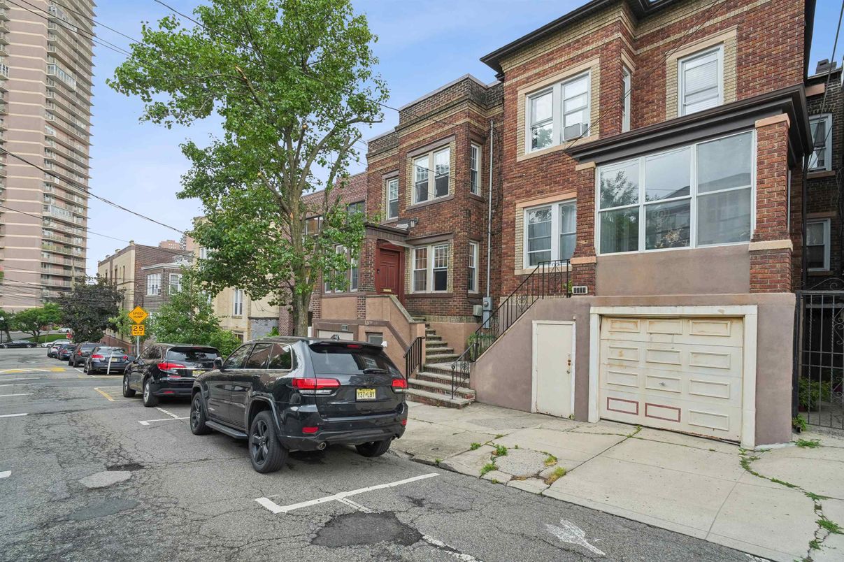 Attached, Exterior, Facade, Brick Facade, Rowhouse