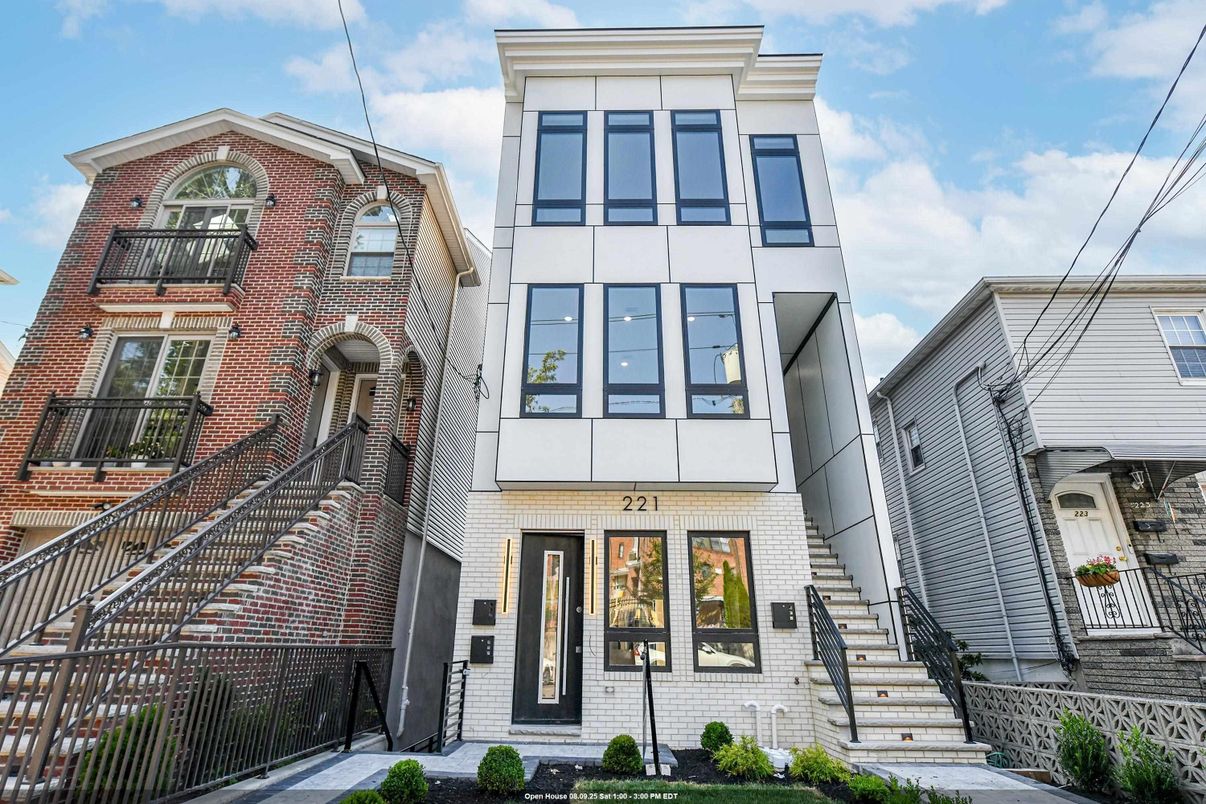 Exterior, Facade, Brick Facade, Rowhouse