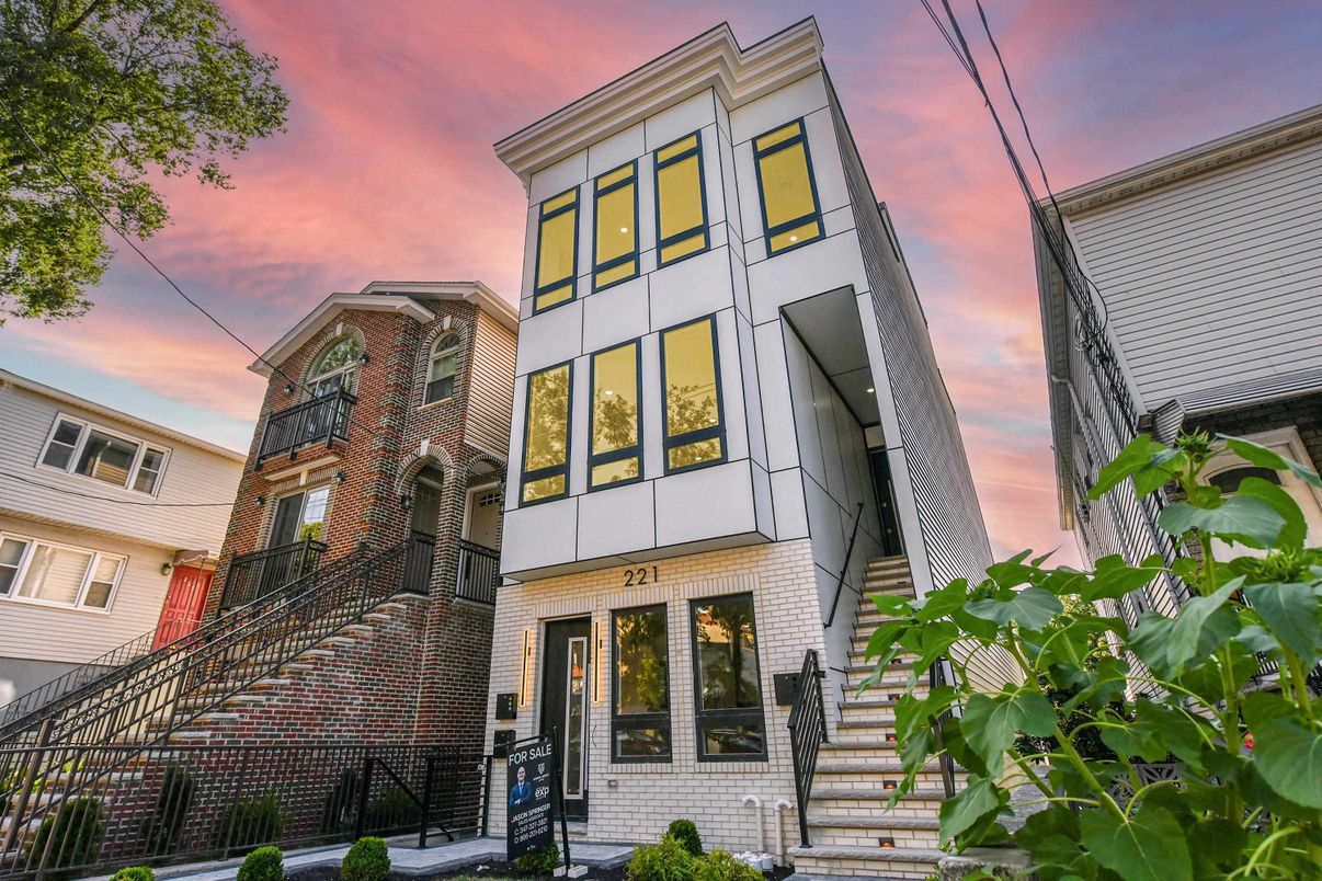Exterior, Facade, Rowhouse