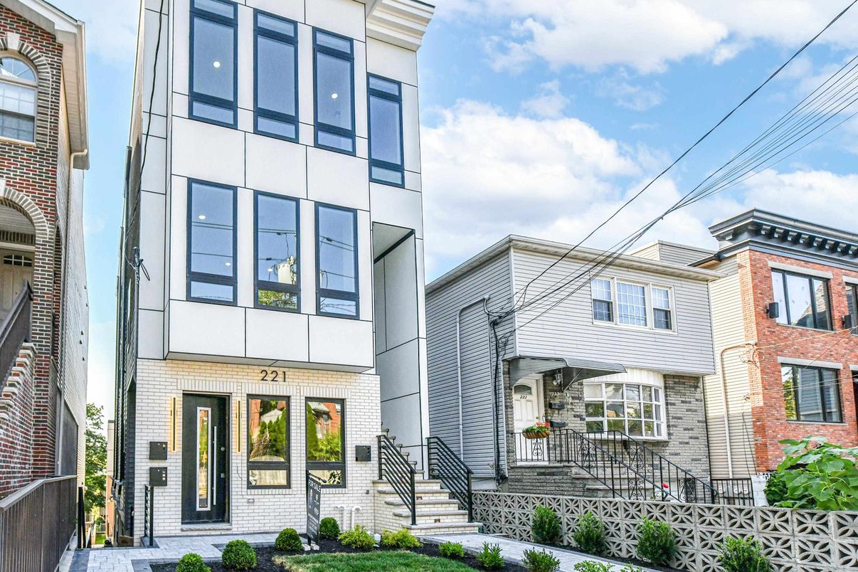 Exterior, Facade, Brick Facade, Rowhouse