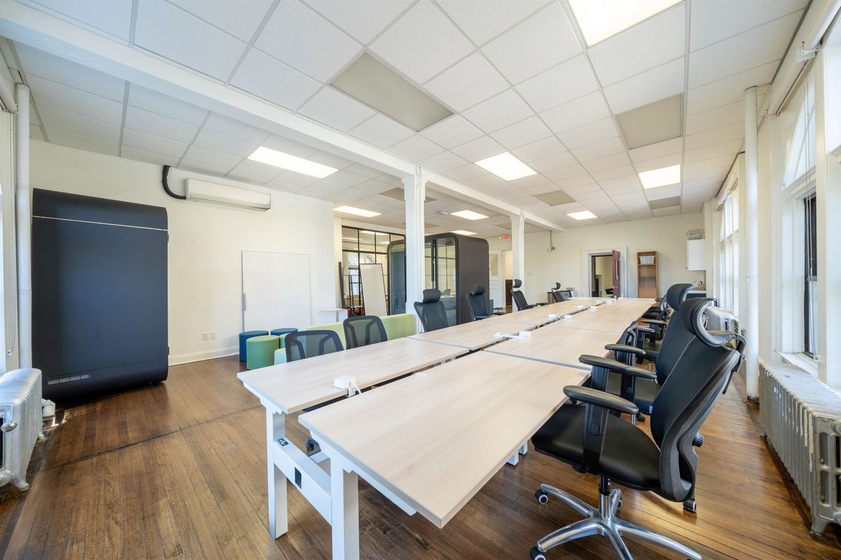 Fitness Equipment, Interior, Recessed Lighting, Wood Texture Flooring
