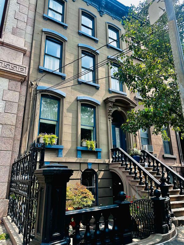 Exterior, Facade, Brownstone
