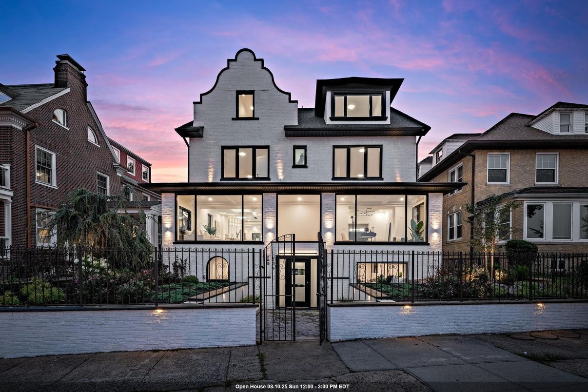 Exterior, Facade, Modern