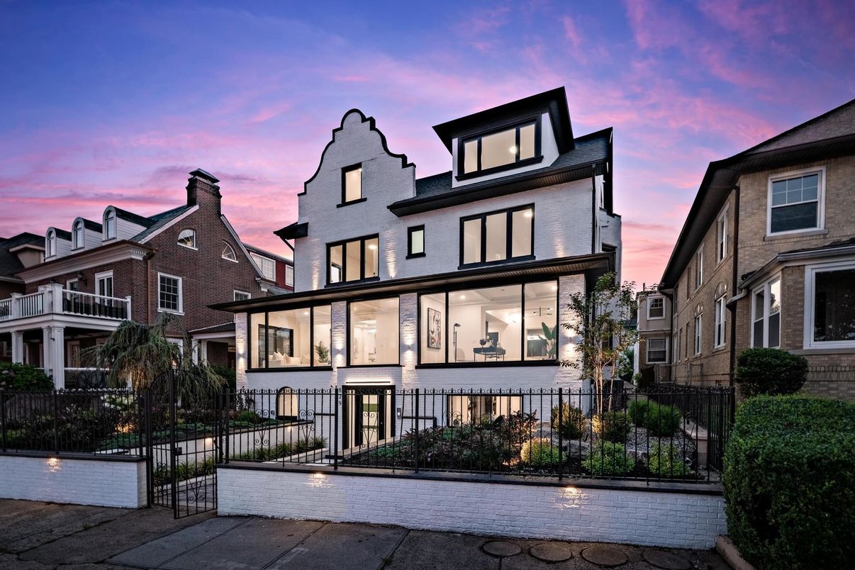 Exterior, Facade, Modern