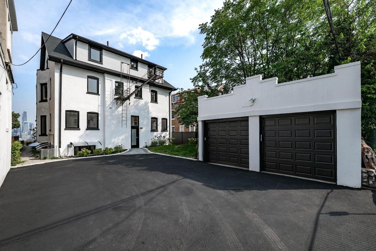 Attached, Exterior, Facade, Mediterranean