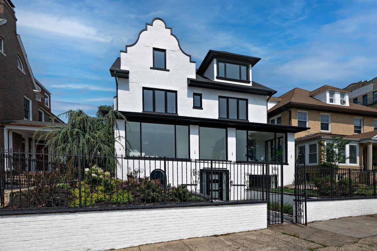 Exterior, Facade, Modern