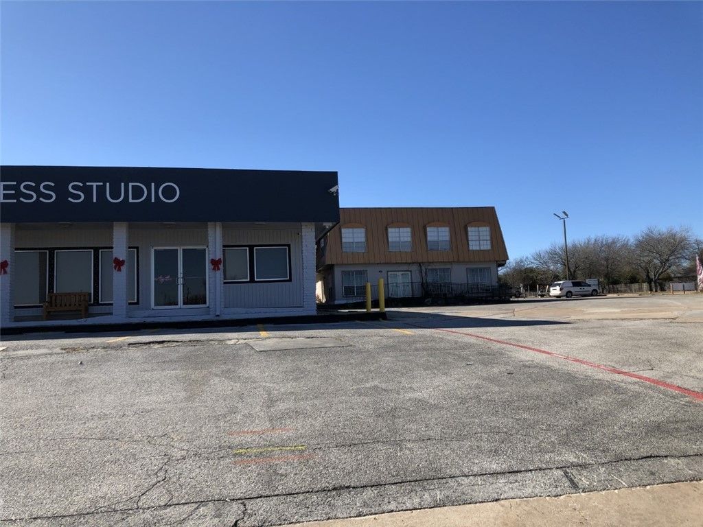 Exterior, Facade, Modern