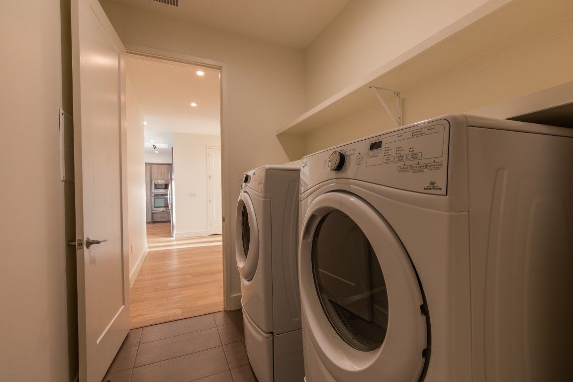 Interior, Recessed Lighting, Washer, Wood Texture Flooring