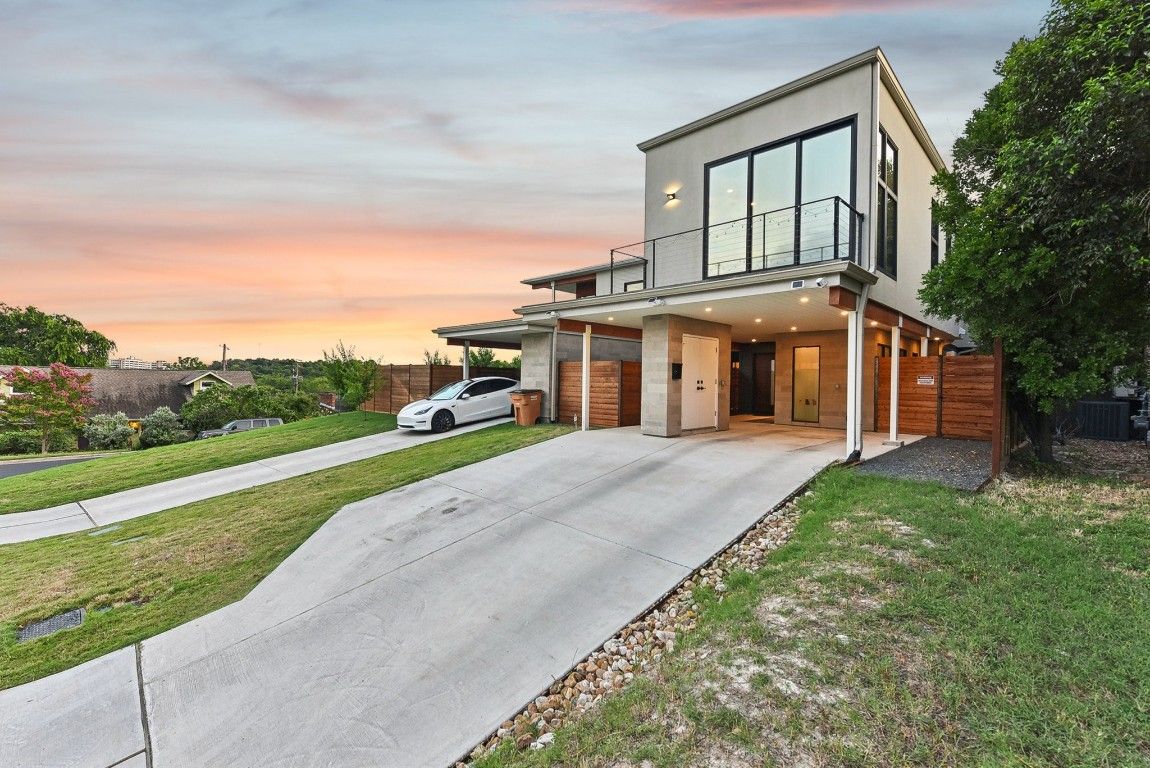 Exterior, Facade, Modern