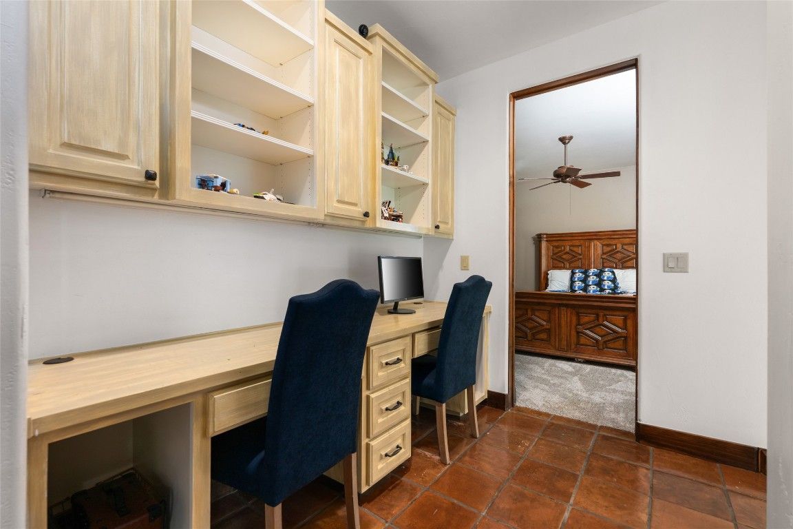 Home Office, Interior