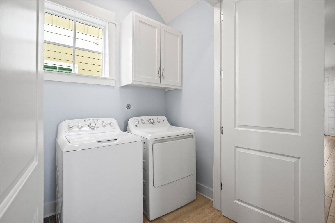 Interior, Washer, Wood Texture Flooring