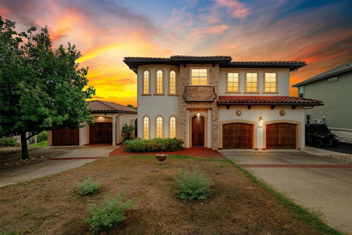 Attached, Exterior, Facade, Mediterranean