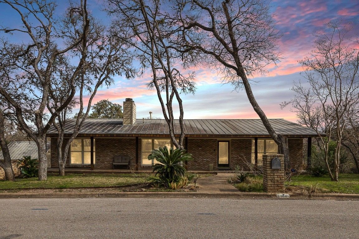 Exterior, Facade, Brick Facade, Ranch