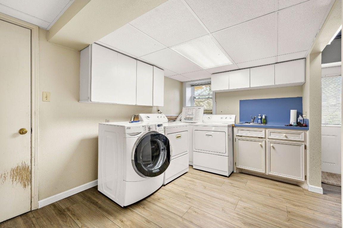 Interior, Washer, Wood Texture Flooring