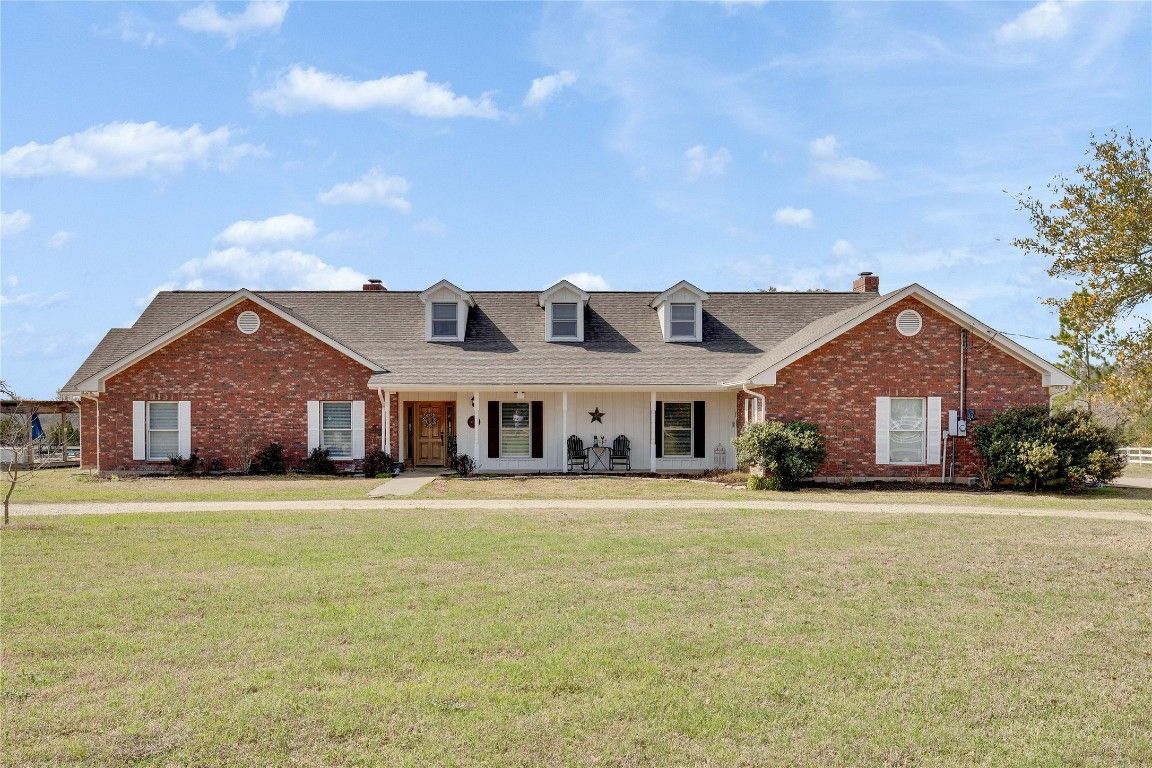 Backyard, Exterior, Facade, Brick Facade, Ranch
