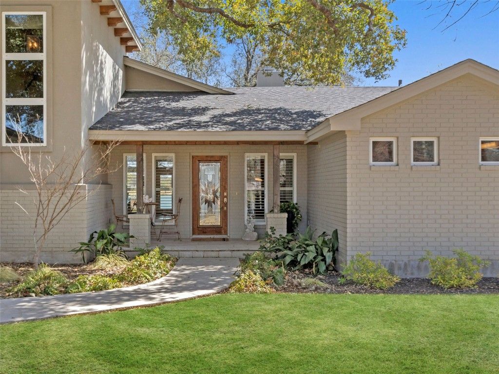 Exterior, Facade, Ranch
