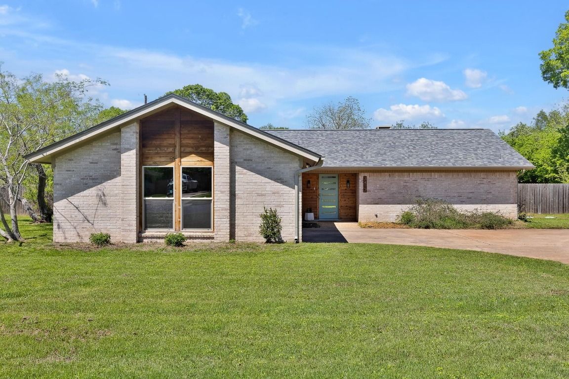Exterior, Facade, Brick Facade, Ranch