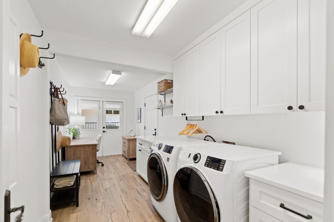 Interior, Washer, Wood Texture Flooring
