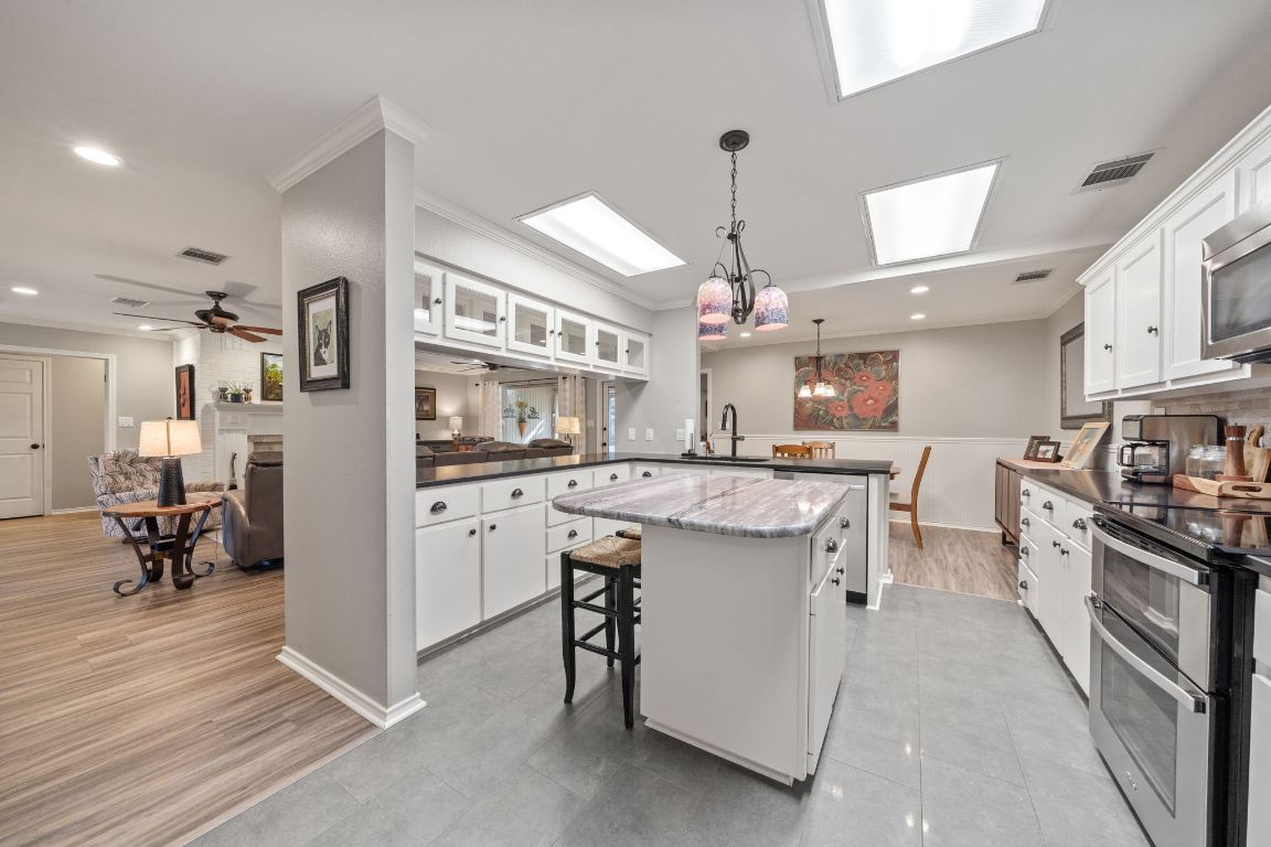 Dining room, Interior, Kitchen, Pendant Lights, Recessed Lighting, Wood Texture Flooring