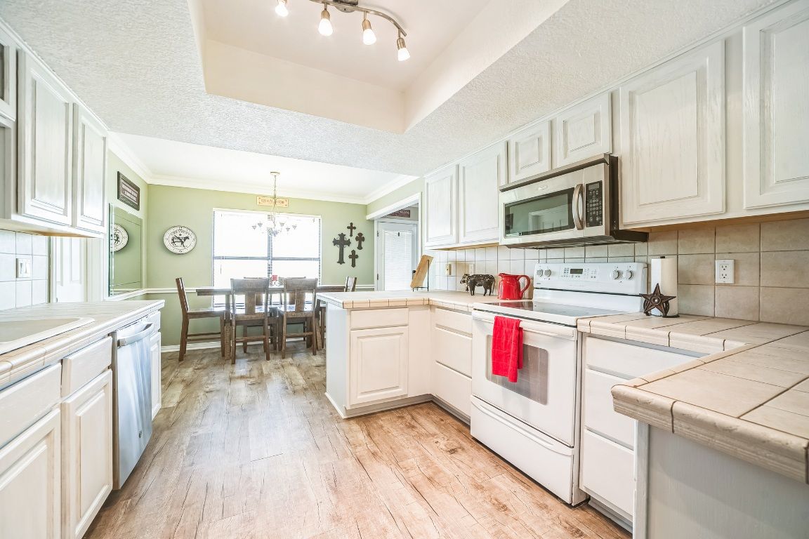 Chandelier, Dining room, Interior, Kitchen, Pendant Lights, Tile Countertops, Wood Texture Flooring